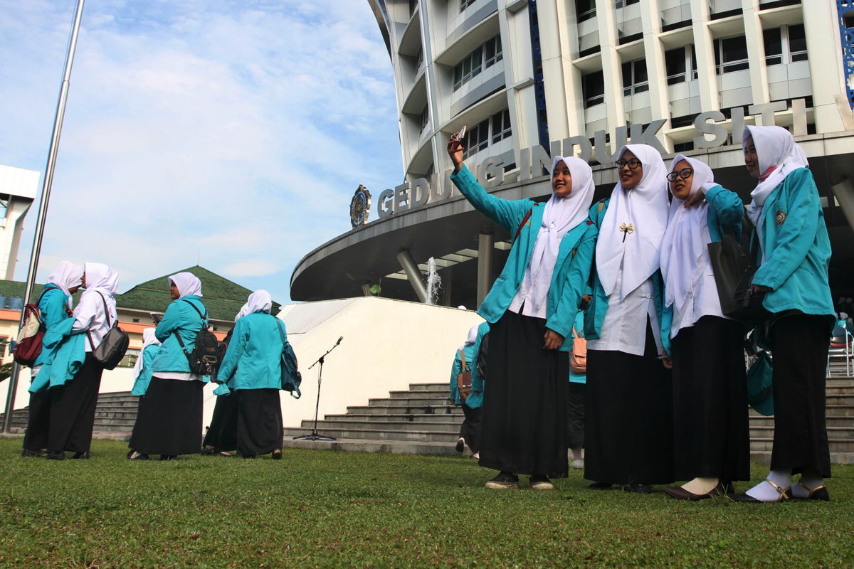 KKN Antara Cinlok dan Ujian  Kesetiaan  Stories Jeda id