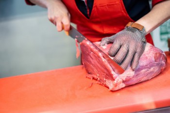 Hindari Kantong Plastik untuk Bungkus Daging Kurban, Bungkus Alami Bisa Jadi Pilihan 