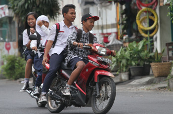 Remaja Cedera: Iseng di Sekolah Sampai Tumbal Jalan Raya