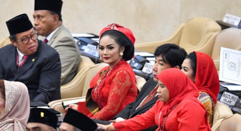 Pelantikan DPR, Krisdayanti Pakai MUA Khusus, Mulan Jameela Bawa Tas Rp26 Juta