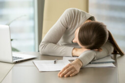Tidur Siang Bikin 2 PNS Adu Jotos, Ini Cara Mengusir Kantuk Saat di Kantor