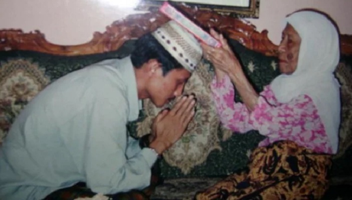 Dokumentasi Mak Erot bersama pewarisnya. (Istimewa)