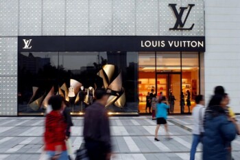 Bernard Arnault dan Alasan Brand Louis Vuitton Selalu Tampak Mahal