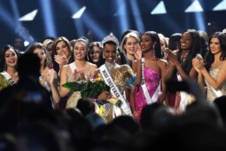 Zozibini Tunzi Bukan Miss Universe Berkulit Hitam Pertama Dunia