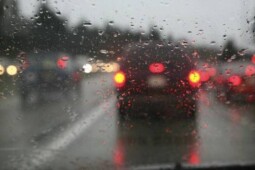 Hadapi Musim Hujan, Cari Mobil yang Punya 5 Fitur Keamanan Ini