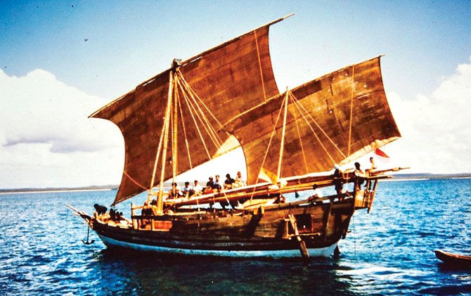 Kapal padewakang berlayar