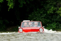 Santuy Terjang Banjir Pakai Mobil Klasik Ini