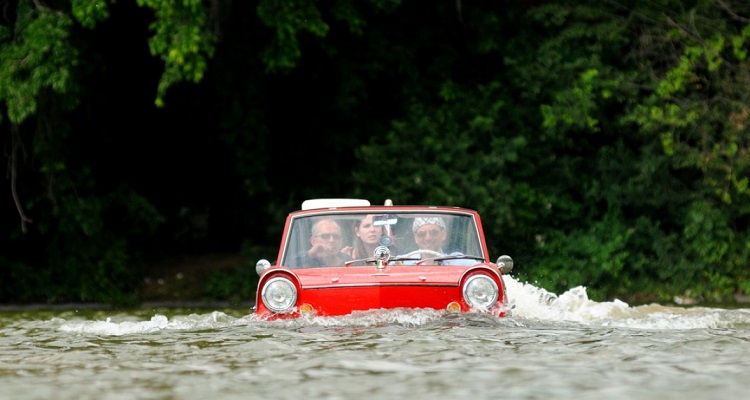  Santuy  Terjang Banjir Pakai Mobil Klasik Ini Real Jeda id