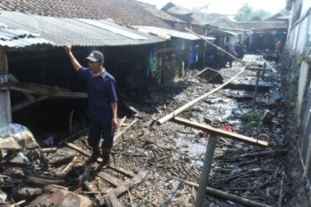 Korban banjir bandang di Bondowoso. (Antara)