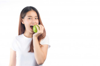 Makan buah sangat bagus bagi kesehatan tubuh (freepik)