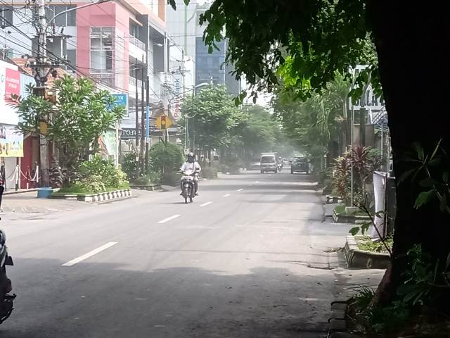 Hujan abu dampak aktivis Gunung Merapi mengguyur Kota Solo, Selasa (3/3/2020). Hujan abu membawa debu vulkanik yang bisa berdampak pada kesehatan. (Solopos-Wahyu Prakoso)
