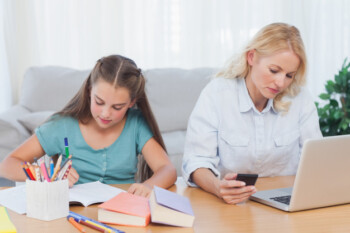 Usir Stres, Begini Cara Selaraskan Kerja Ortu dengan Belajar Anak dari Rumah
