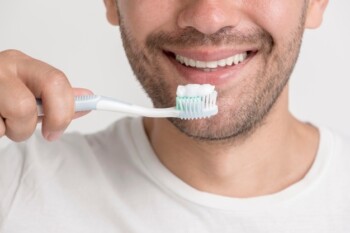 Sikat gigi salah satu cara untuk menghilangkan bau mulut saat puasa ( Freepik)