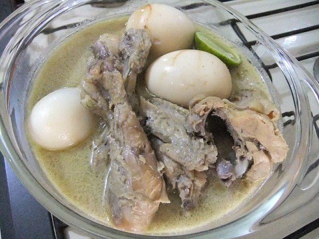 Opor ayam menjadi salah satu menu makanan wajib saat Lebaran (wikipedia)