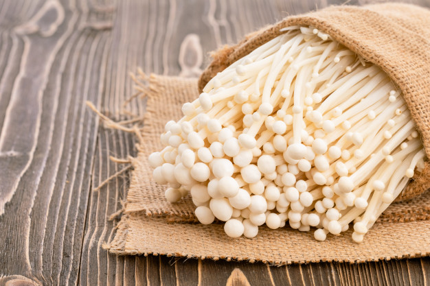 Jamur Enoki (Freepik)