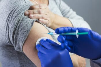 Cerita Nakes Soal Efek Vaksinasi Covid-19: Mengantuk Hingga Kelaparan