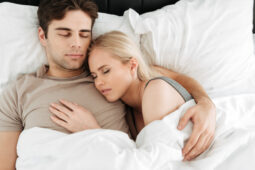 5 Posisi Tidur Ini Ungkap Hubungan dengan Pasangan, Cek Yuk