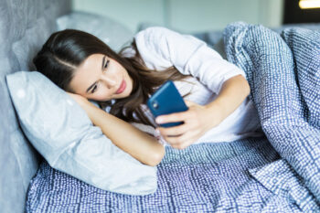 Bermain Ponsel Sebelum Tidur Jadi Kebiasaan? Waspadai Risiko Berbahaya Ini