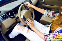 Tips Belajar Menyetir Mobil! Hindari Latihan Bareng Suami