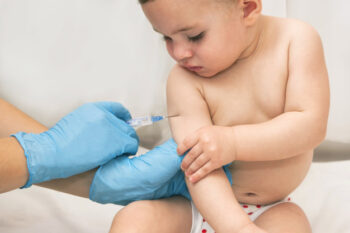 Membawa Anak Imunisasi, Ini Tips Aman dari Dokter