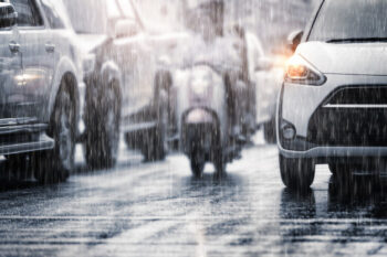 Tips Aman Berkendara saat Hujan