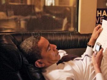 Presiden Obama dengan ponselnya (Istimewa)