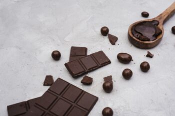 Cokelat hitam atau dark chocolate merupakan salah satu makanan pembangkit semangat (ilustrasi Freepik)