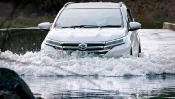 Jangan Asal Terjang! Ini yang Dilakukan Saat Mobil Melewati Banjir