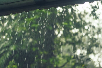 6 Cara Atasi Tempias Air Hujan agar tidak Masuk ke Rumah